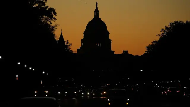 Silueta nocturna del Capitolio en Washington DC