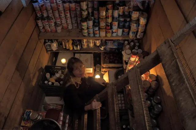 रोमी अपने स्टोररूम में.