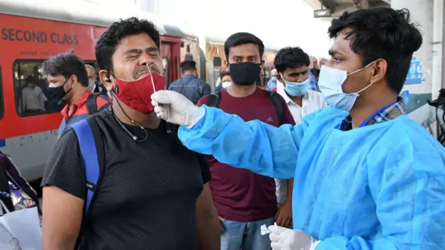 ओमिक्रॉनच्या आकड्यांचा स्फोट, पण किती जणांचा आजार गंभीर?