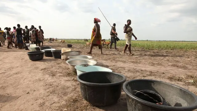 Fulani women and children dey fetch water for Benue state, Nigeria