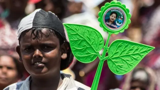 இரட்டை இலை சின்னம் முடக்கம்