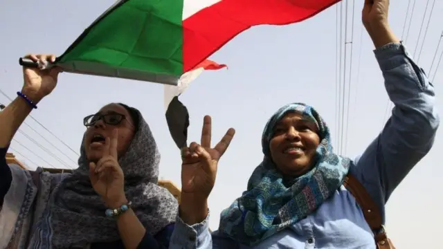 امرأتان من السودان تحتفلان بتوقيع اتفاقية الرابع من أغسطس/آب