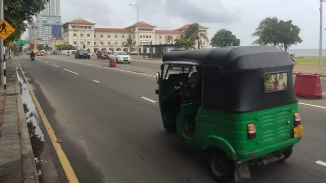 இலங்கை பொருளாதார நெருக்கை - நாடு முழுவதும் வேலைநிறுத்தப் போராட்டம்