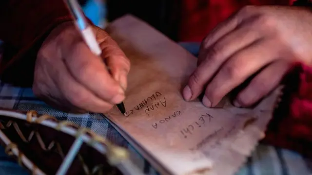 Кальдерон вместе с профессиональными лингвистами работает над сохранением своего родного языка