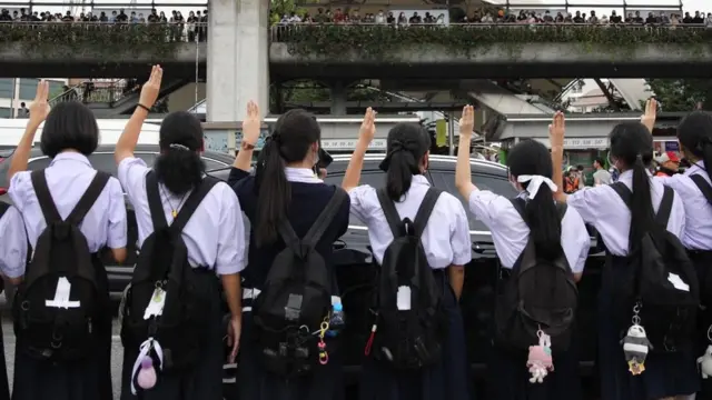 เด็กนักเรียนชุมนุมหันหลัง