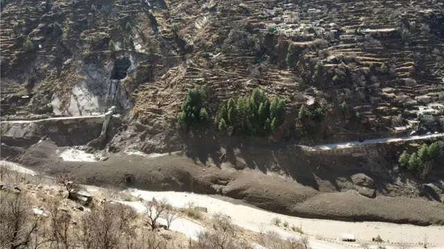 تحطم السد بفعل الكتلة الجليدية