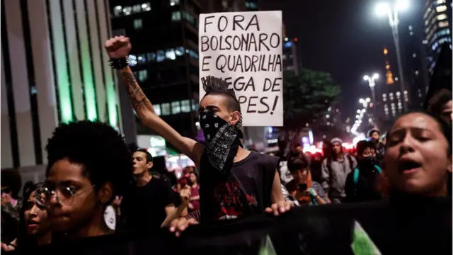 Em fotopremier league apostasmaio, estudantes aparecempremier league apostasmanifestação contra cortes na educação durante a noite