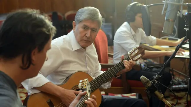 Президент болуп турган жылдары Алмазбек Атамбаевдин ырчылык таланты коомчулукка белгилүү болду.