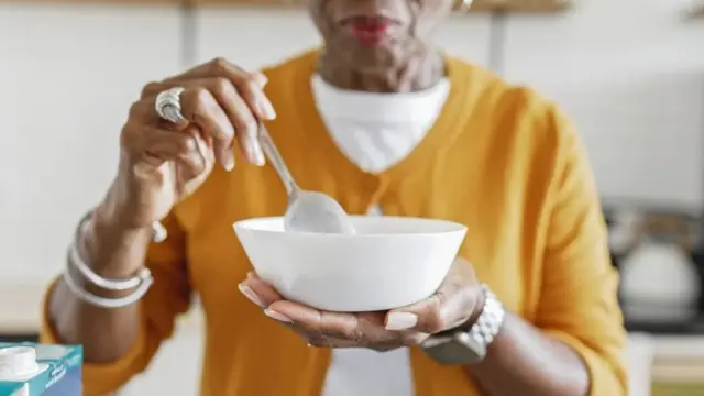 شخص مسن يتناول مسحوق بروتين