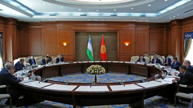 Өзбекстандын премьер-министри Абдулла Ариповдин Бишкекке сапары учурунда кыргыз-өзбек чек арасынын такталган 1170 чакырымын бекитүү боюнча өткөөл келишимге кол коюлду.