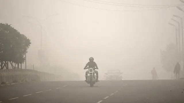 પ્રદુષણના કારણે માર્ગ પર છવાયેલા ધુમ્મસની તસવીર