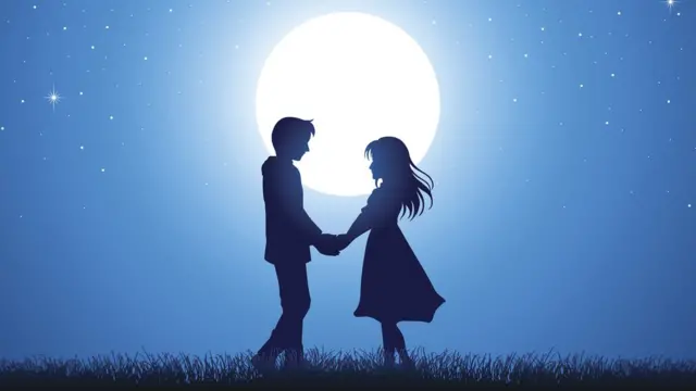 пара на фоне Луны