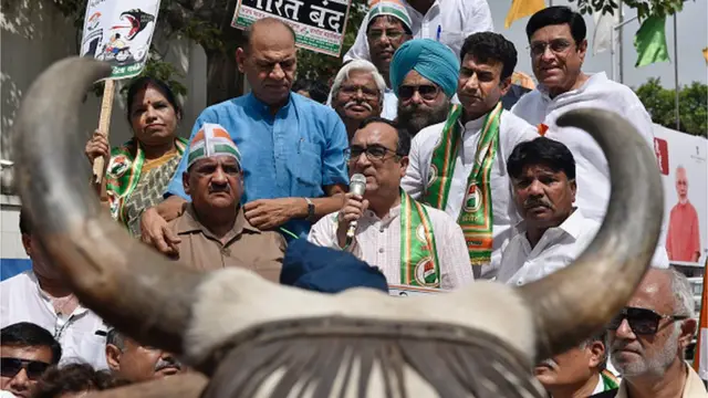 పెట్రో ధరల పెరుగుదలను నిరసిస్తూ దిల్లీలో చేపట్టిన కార్యక్రమంలో మాట్లాడుతున్న దిల్లీ పీసీసీ అధ్యక్షుడు అజయ్ మాకెన్