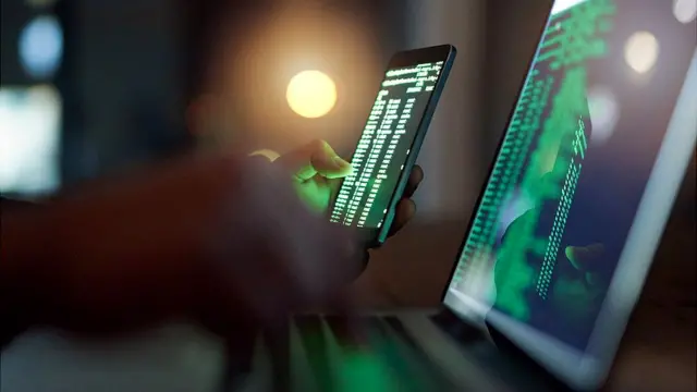 कंप्यूटर स्क्रीन और फोन स्क्रीन