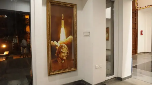 இதில் 15 பேர் கொண்ட குழுவைக் கொண்டு ஓவியங்களை உருவாக்கி இருக்கிறார் ஏ.பி.ஸ்ரீதர்.