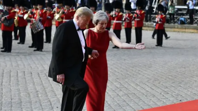 Rais Trump akiwa na mwenyeji wake Bi Theresa May.