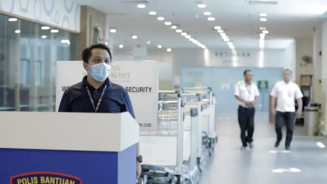 Petugas kedatangan di Pelabuhan Stulang, Johor Bahru, Malaysia.