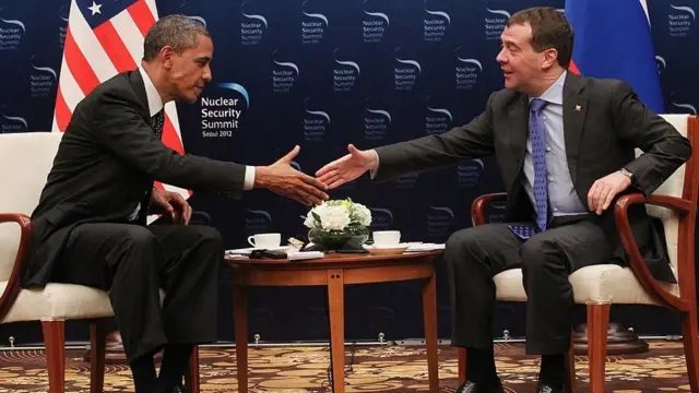 पूर्व अमेरिकी राष्ट्रपति बराक ओबामा और रूसी नेता दिमित्री मेदवेदेव