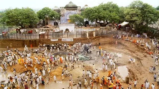 বাবরি মসজিদ চত্বরে রামের পূজার বেদি তৈরি করছেন হিন্দু কর-সেবকরা