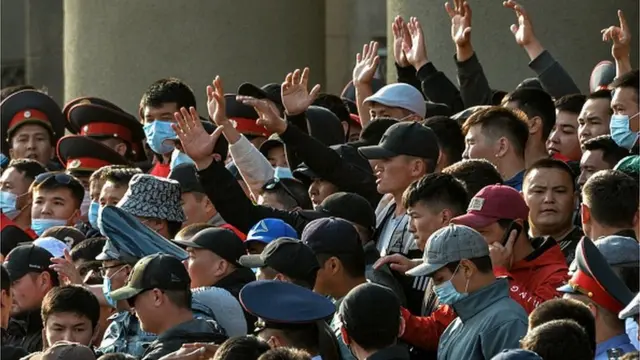 Ички-сырткы коркунучтар күчөп турган убакта улуттук консолидацияга чакырган билдирүүлөр болууда