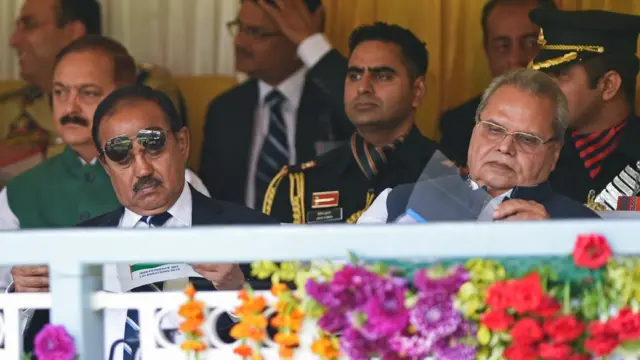 এদিন শ্রীনগরে অজিত ডোভাল (বাঁয়ে) ও সত্যপাল মালিক