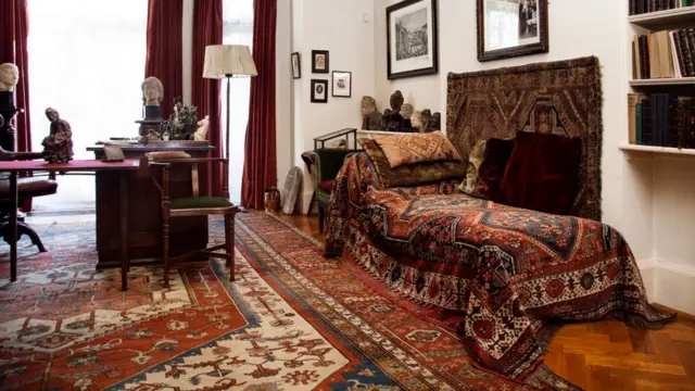 Знаменитая кушетка Фрейда