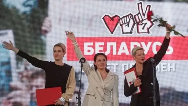 Фотографія Тихановської з дружиною Цепкала Веронікою та координаторкою штабу Бабарика Марією Колесніковою стала символом передвиборчої боротьби проти президента Лукашенка