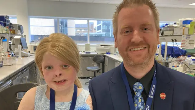 الطفلة إليزابيت ووالدها