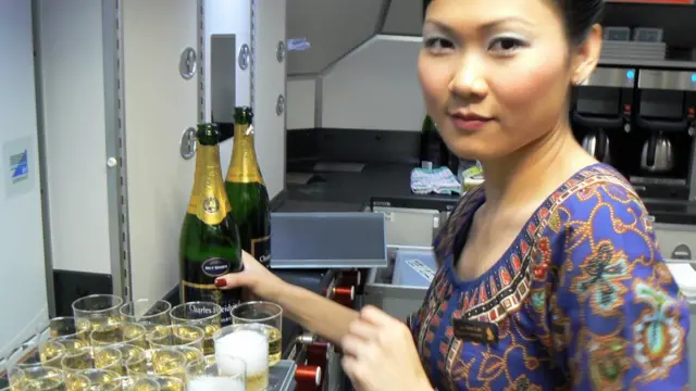 Стюардеса із шампанським