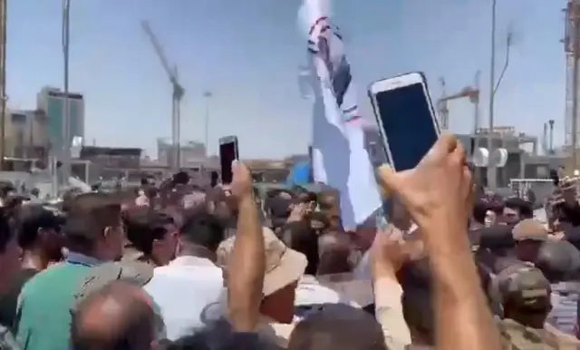 افراد زیادی به استقبال آقای مصلح رفته بودند