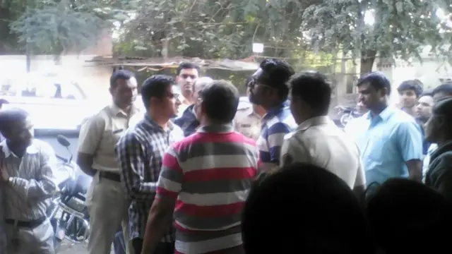 पुलिस अधिकारियों से बात कर रहे हैं निहाल सिंह