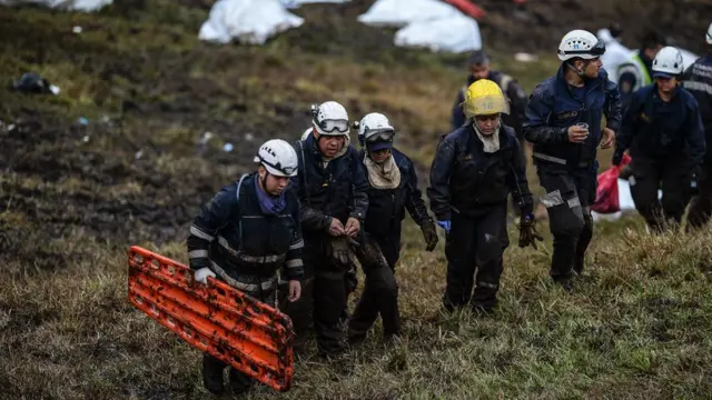 Rescatistas en el área del accidente de la aeronave