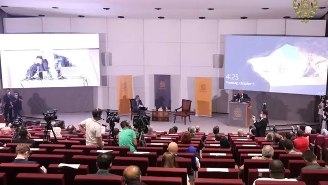 اشرف غنی:یک افغان را نمی‌توانی به زور به بهشت ببری ولی با ترغیب به می‌توانی به جهنم ببری