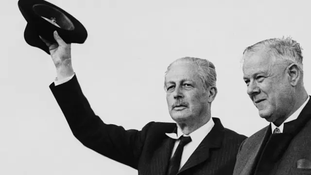 Firaiministan Afrika Ta Kudu Hendrik Verwoerd daga dama tare da na Burataniya Harold MacMillan a watan Fabrairun 1960.
