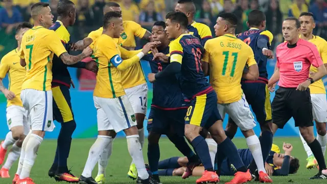 схватка на футбольном поле