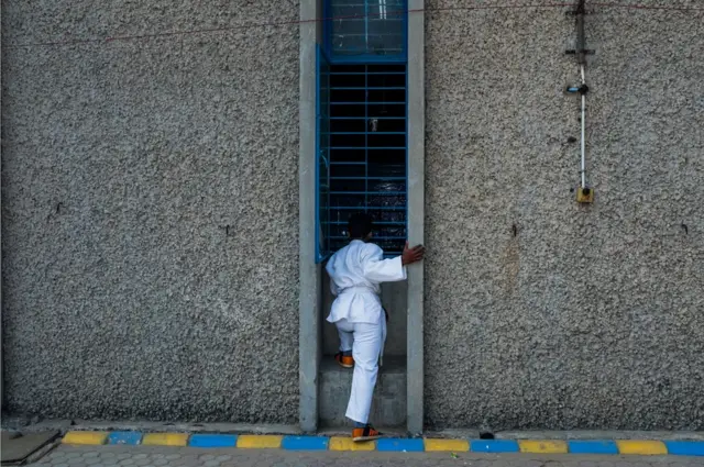 కిటికీ గుండా వీక్షిస్తున్న ఓ బాలిక