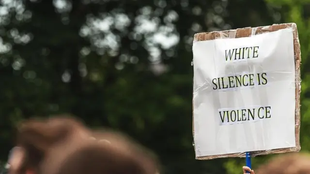 плакат "Мовчання білих - злочин"