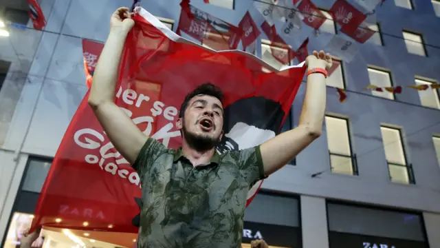 Seçim sonucunu kutlayan bir CHP seçmeni