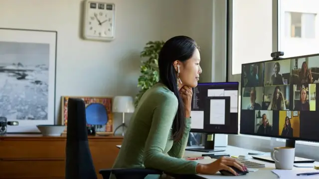 화상 회의에서도 복장 규정은 적용되고 남들에게 특정한 인상을 주게 된다