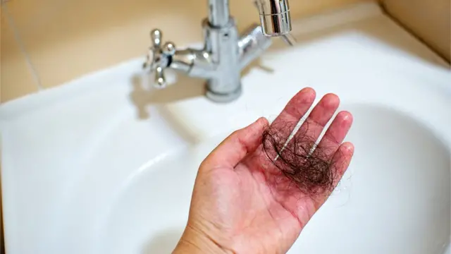 লং কোভিডের কারণে অনেকের মাথার চুল অস্বাভাবিক হারে ঝরে যেতে পারে।