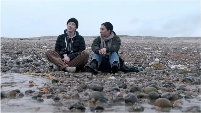 亞歷克斯·夏普（Alex Sharp）和洪潔絲（Jess Hong）主演了這部「網飛」新劇，這是《權力的遊戲》主創大衛·貝尼奧夫（David Benioff）和DB·韋斯（DB Weiss）的回歸計劃。