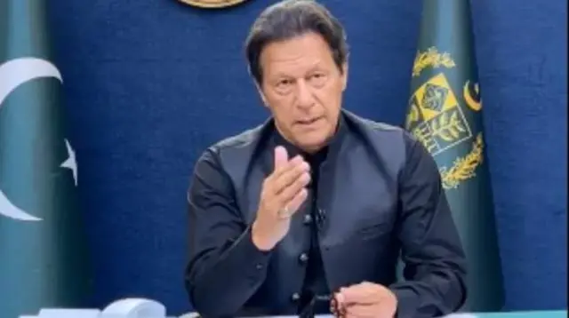 عمران خان پر اپوزېسیون ګوندونو تور پورې کړی چې د ده حکومت پر ضد یې توطئه جوړه کړې.