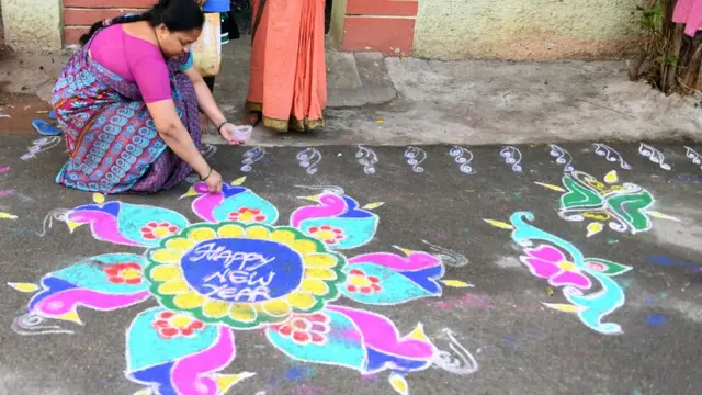 ఆంగ్ల నూతన సంవత్సరాన్ని హైదరాబాద్‌లో వేడుకగా జరుపుకొన్నారు. ఈ సందర్భంగా జనవరి 1న మహిళలు తమ ఇళ్ల ముందు ముగ్గులు వేశారు.