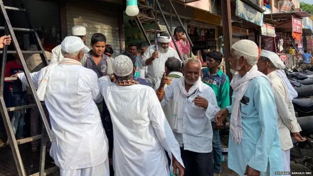 सभेसाठी आलेली मंडळी चहा घेताना.