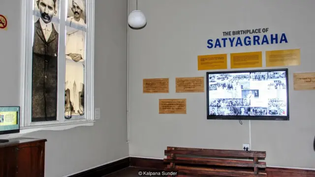 Gandhi dipaksa menghabiskan malam di ruang tunggu stasiun Pietermaritzburg, yang kini menjadi ruang pameran atas apa yang terjadi di dalamnya kala itu