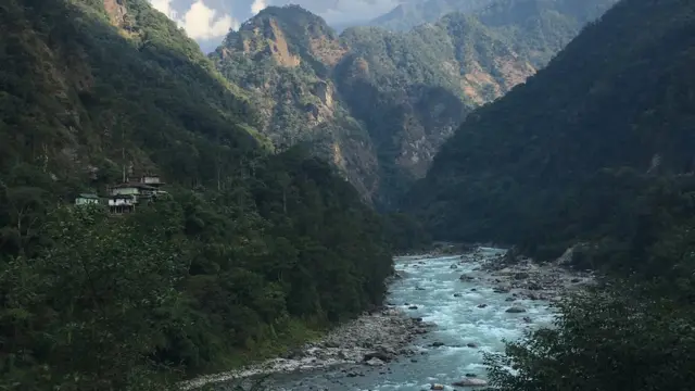 'झोंगु' भागातली तीस्ता नदी