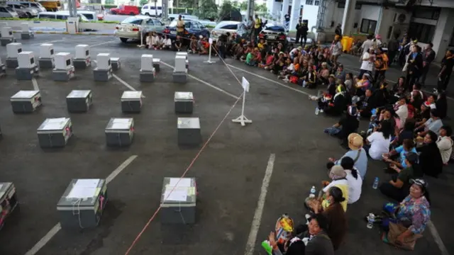 แนวร่วม กปปส.ชุมนุมปิดคูหา ทำให้ 83 เขตเลือกตั้งใน 12 จว. ไม่สามารถจัดการเลือกตั้งได้