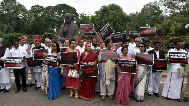 পার্লামেন্টের বাইরে বিরোধী দলীয় এমপি-দের প্রতিবাদ