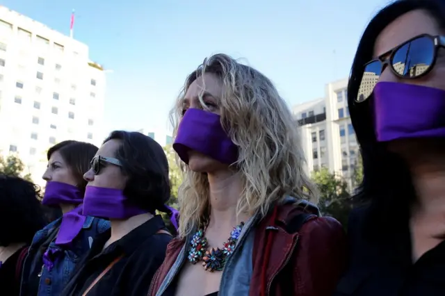 Şili'nin başkenti Santiago'da kadınlar ağızlarını mor bantlarla kapatarak hükümet konağına yürüdü.