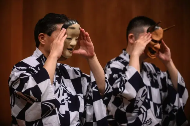 معلم مسرح النوه الياباني كانتا ناكاموري، وابنه كينوسوكي يضعان القناع استعداداً لعرضهما